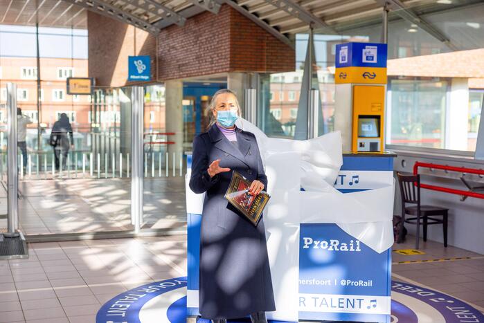 Piano feestelijk geplaatst in stationshal NS-station
