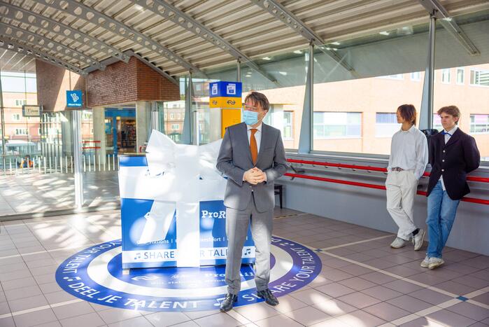 Piano feestelijk geplaatst in stationshal NS-station