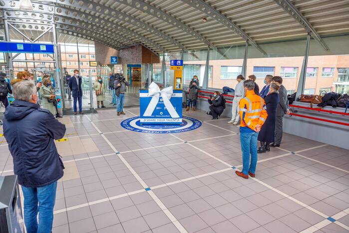 Piano feestelijk geplaatst in stationshal NS-station