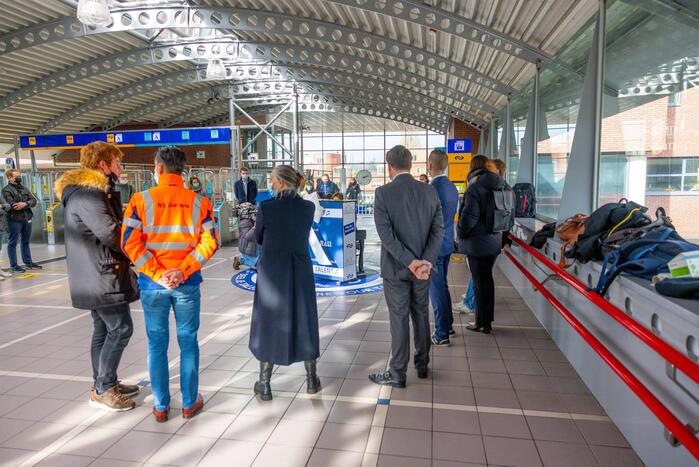 Piano feestelijk geplaatst in stationshal NS-station