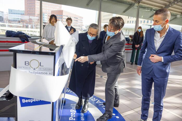 Piano feestelijk geplaatst in stationshal NS-station
