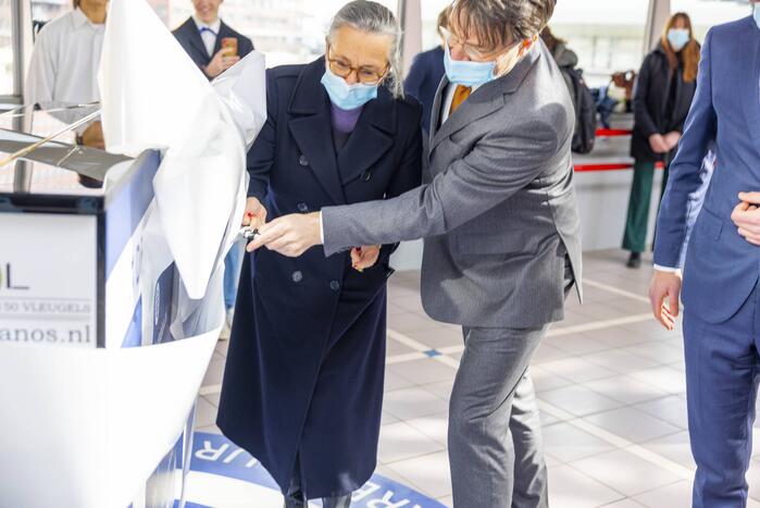 Piano feestelijk geplaatst in stationshal NS-station
