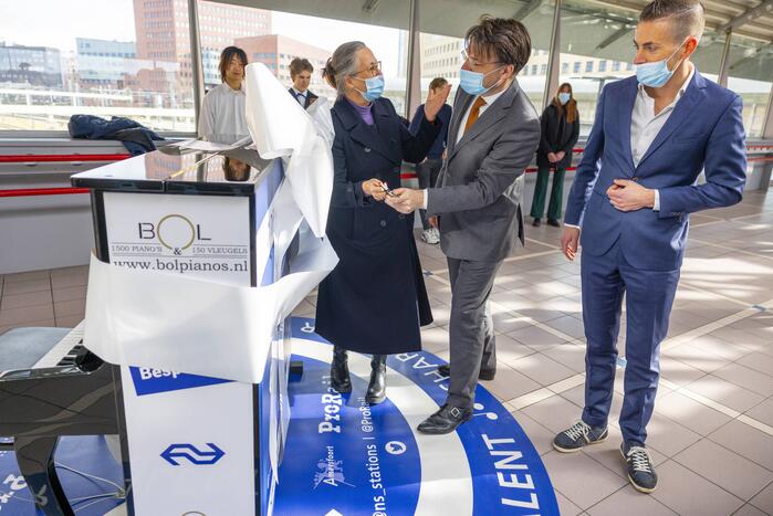 Piano feestelijk geplaatst in stationshal NS-station