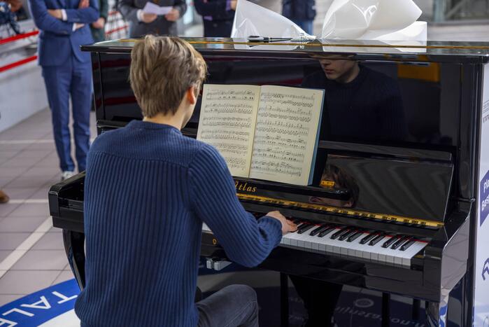 Piano feestelijk geplaatst in stationshal NS-station