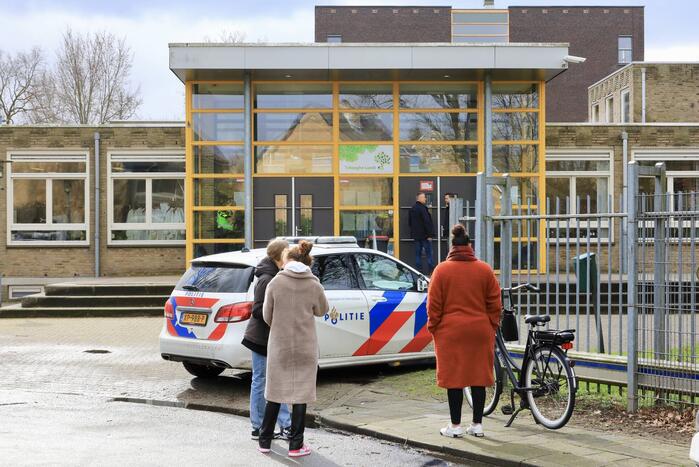 Veel politie bij school na verdachte situatie