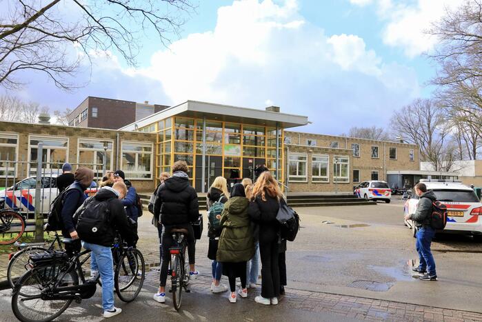 Veel politie bij school na verdachte situatie