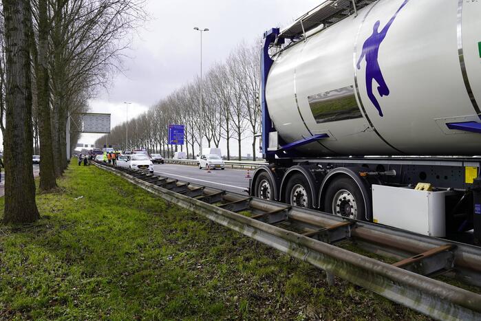 Vijf auto's en een vrachtwagen betrokken bij botsing