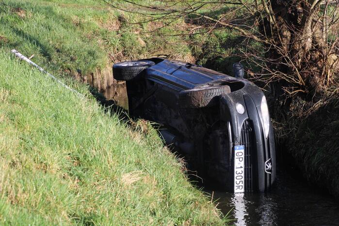 Auto belandt op kant in sloot