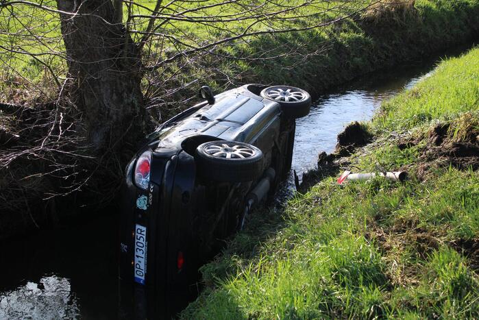 Auto belandt op kant in sloot