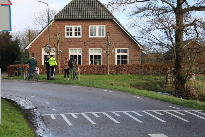 Auto belandt op kant in sloot