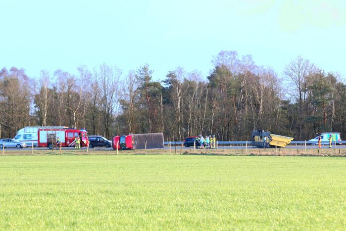 Zwembad belandt op snelweg bij verkeersongeval