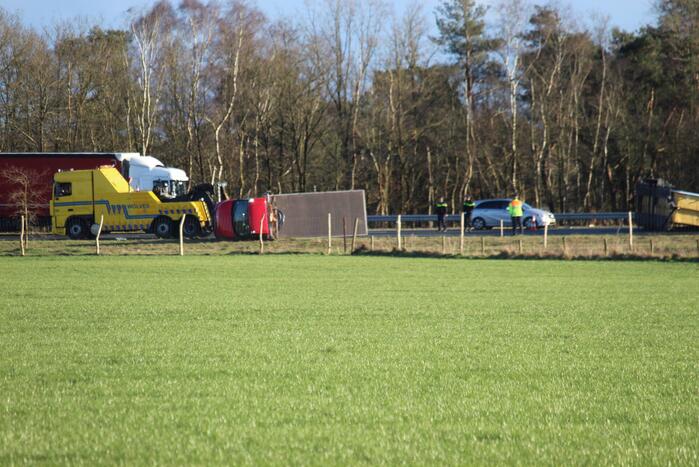 Zwembad belandt op snelweg bij verkeersongeval