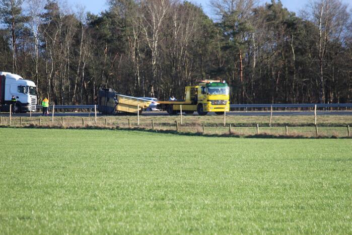 Zwembad belandt op snelweg bij verkeersongeval