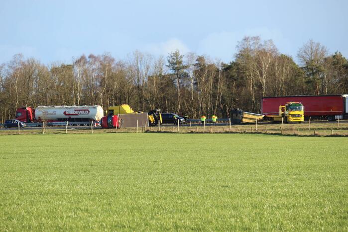 Zwembad belandt op snelweg bij verkeersongeval