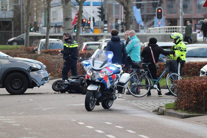 Scooterrijdster gewond bij botsing met auto