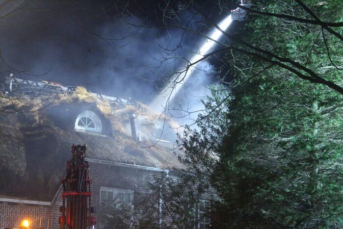 Zeer grote brand in woning met rieten dak