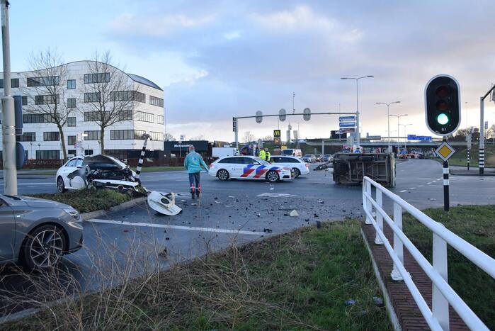 Enorme ravage na botsing met aanhangwagen