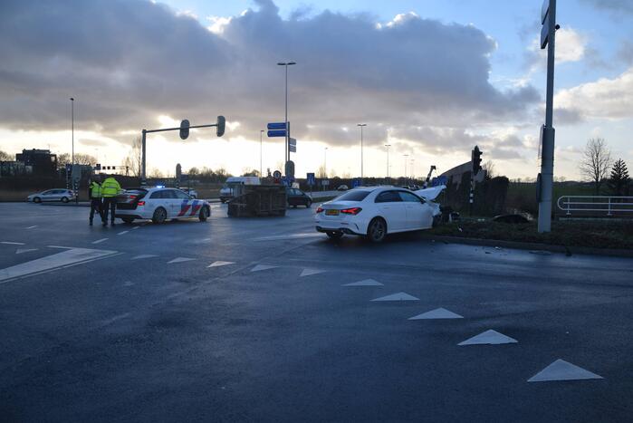 Enorme ravage na botsing met aanhangwagen