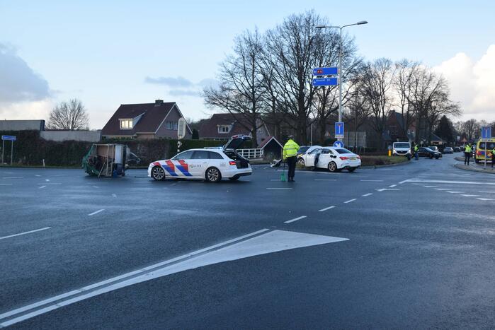 Enorme ravage na botsing met aanhangwagen