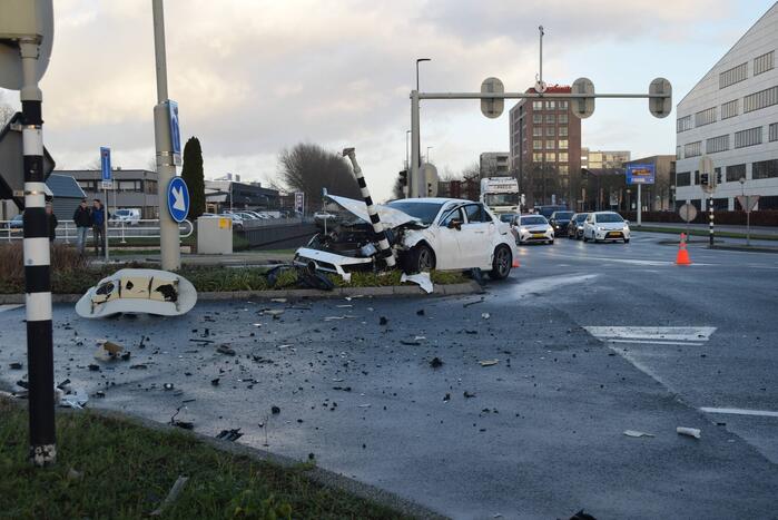 Enorme ravage na botsing met aanhangwagen