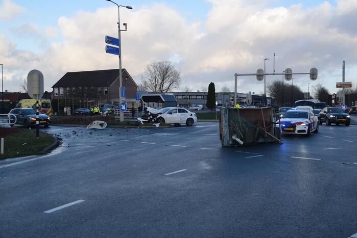 Enorme ravage na botsing met aanhangwagen
