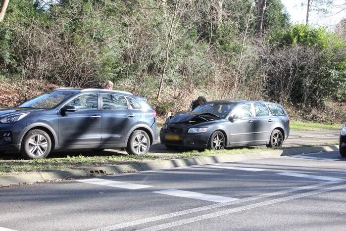 Auto's zwaarbeschadigd bij kop-staartbotsing