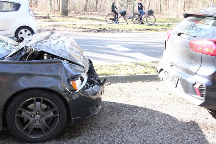 Auto's zwaarbeschadigd bij kop-staartbotsing