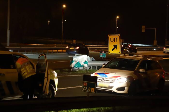 Auto crasht tegen vangrail