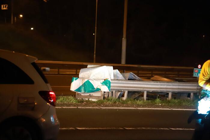 Auto crasht tegen vangrail