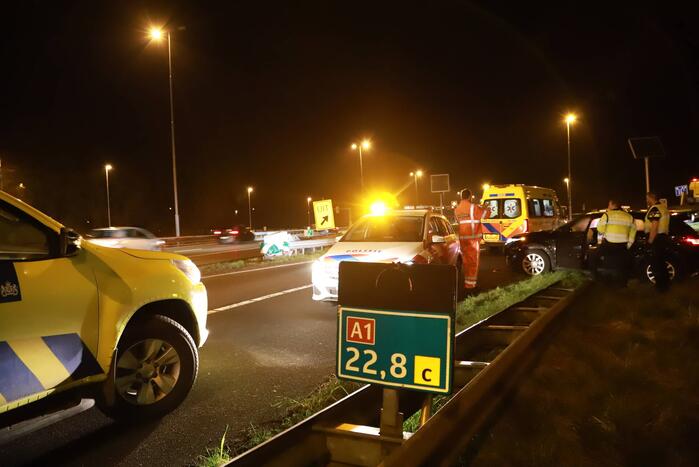 Auto crasht tegen vangrail