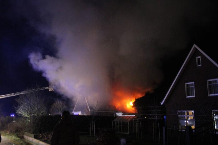 Flinke vlammen vanwege brand in dak van woning