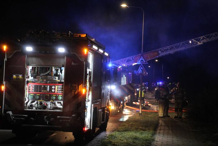 Flinke vlammen vanwege brand in dak van woning