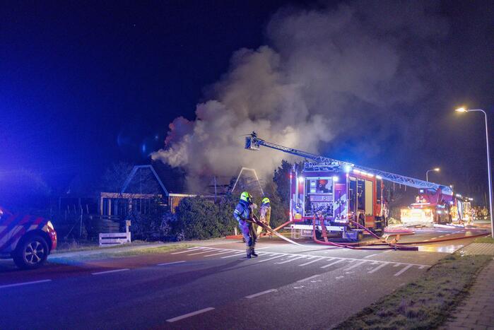 Flinke vlammen vanwege brand in dak van woning
