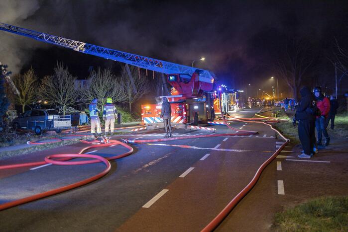 Flinke vlammen vanwege brand in dak van woning