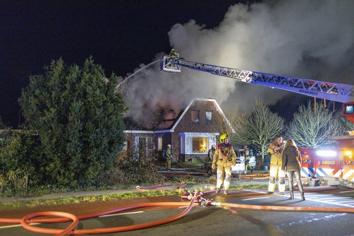 Flinke vlammen vanwege brand in dak van woning