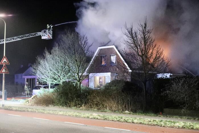 Flinke vlammen vanwege brand in dak van woning