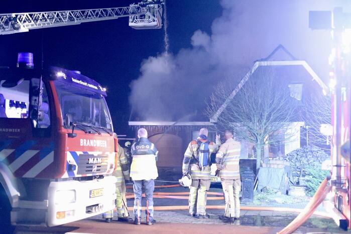 Flinke vlammen vanwege brand in dak van woning