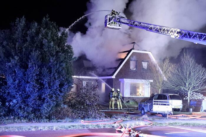 Flinke vlammen vanwege brand in dak van woning