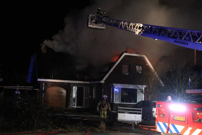 Flinke vlammen vanwege brand in dak van woning