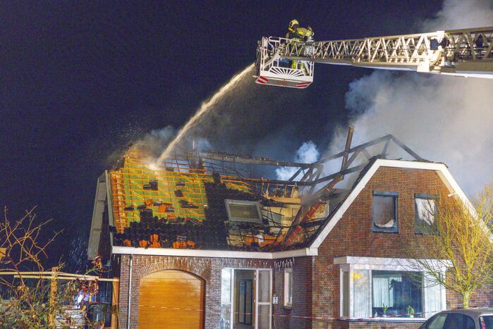 Flinke vlammen vanwege brand in dak van woning