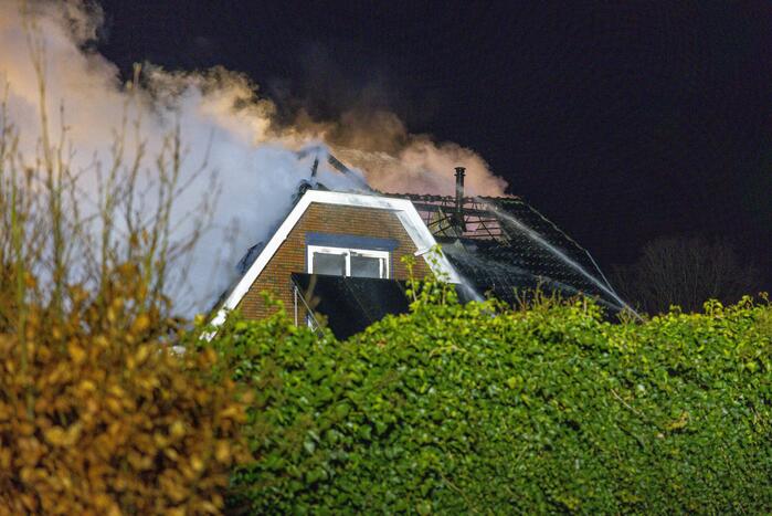 Flinke vlammen vanwege brand in dak van woning