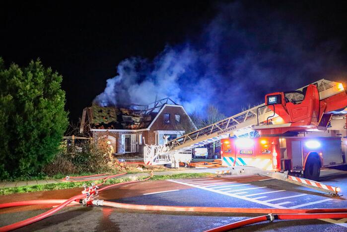 Flinke vlammen vanwege brand in dak van woning