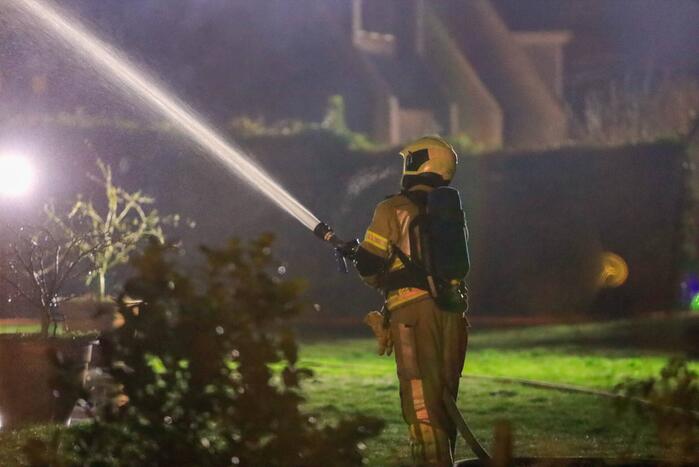 Flinke vlammen vanwege brand in dak van woning