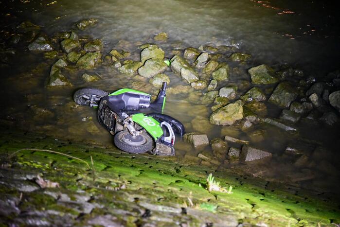 Zoekactie nadat scooter in waterkant wordt aangetroffen