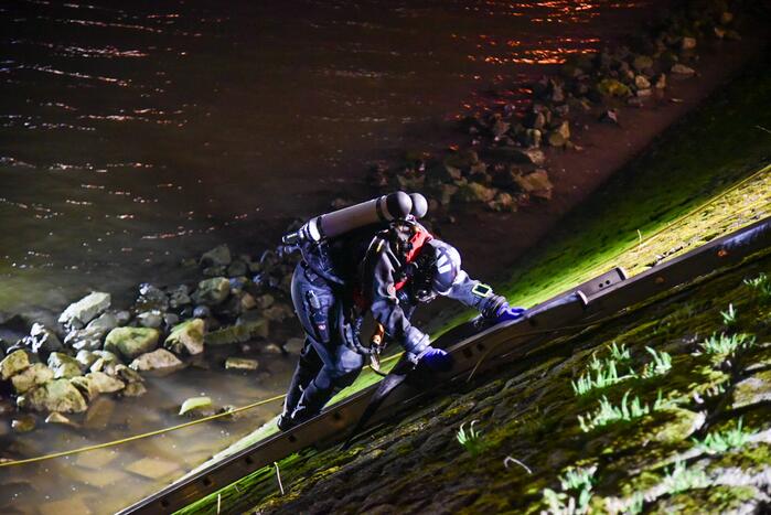 Zoekactie nadat scooter in waterkant wordt aangetroffen