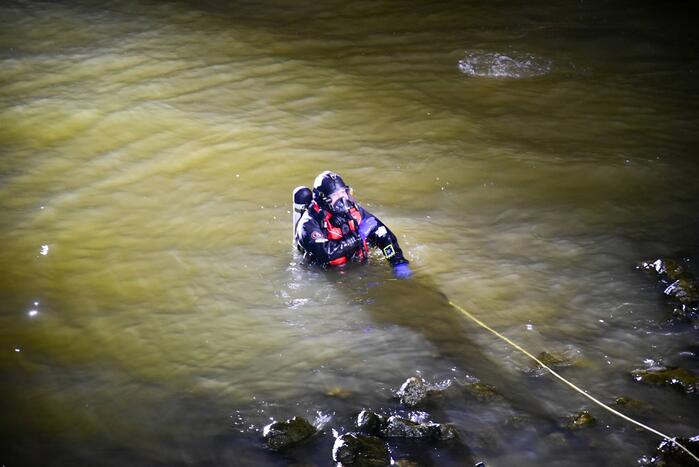 Zoekactie nadat scooter in waterkant wordt aangetroffen