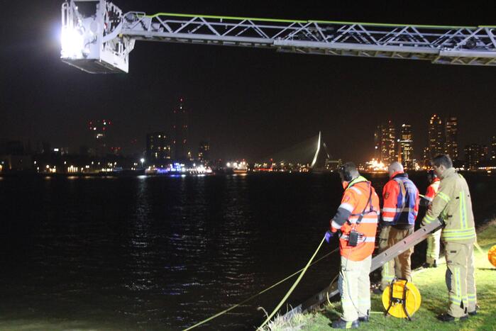 Zoekactie nadat scooter in waterkant wordt aangetroffen