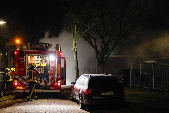 Veel rook bij brand in geparkeerde auto