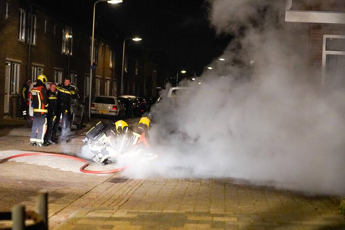 Veel rook bij brand in geparkeerde auto