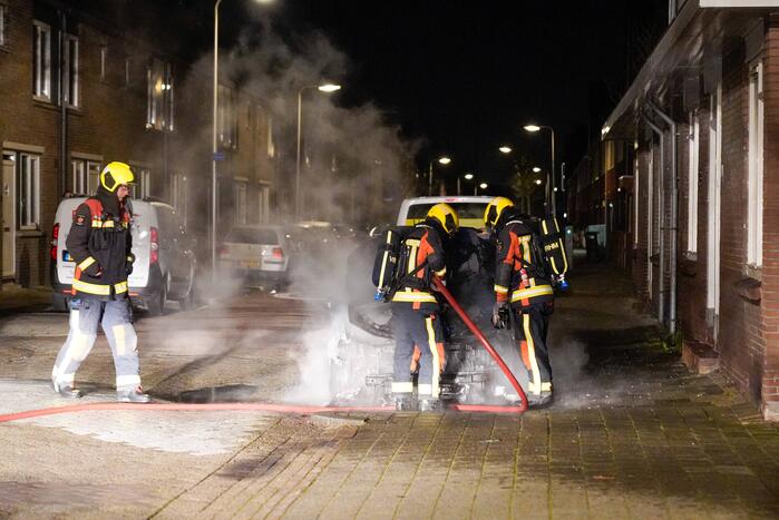 Veel rook bij brand in geparkeerde auto
